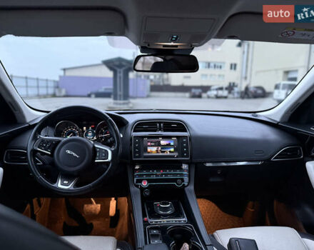 Черный Ягуар Ф-Пейс, объемом двигателя 2 л и пробегом 237 тыс. км за 17950 $, фото 29 на Automoto.ua