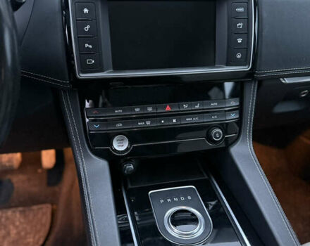 Черный Ягуар Ф-Пейс, объемом двигателя 2 л и пробегом 237 тыс. км за 17950 $, фото 18 на Automoto.ua