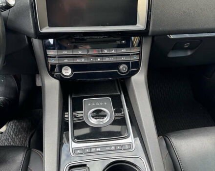 Черный Ягуар Ф-Пейс, объемом двигателя 2 л и пробегом 173 тыс. км за 22000 $, фото 17 на Automoto.ua