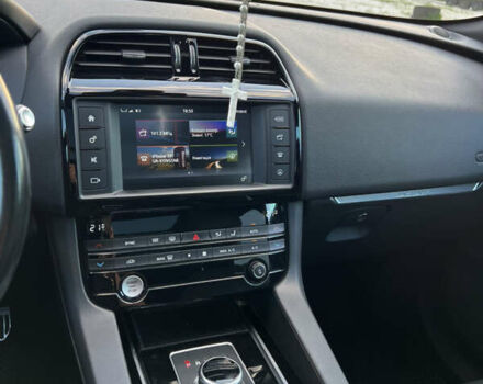 Черный Ягуар Ф-Пейс, объемом двигателя 2 л и пробегом 168 тыс. км за 22500 $, фото 28 на Automoto.ua