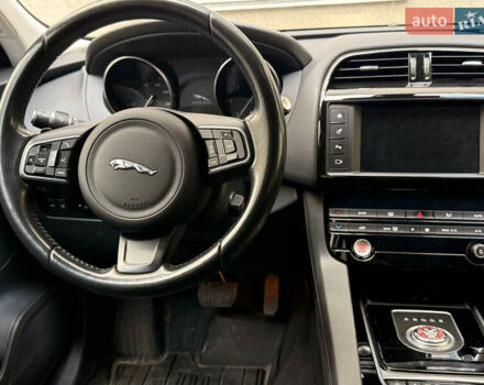 Черный Ягуар Ф-Пейс, объемом двигателя 2 л и пробегом 156 тыс. км за 20500 $, фото 7 на Automoto.ua
