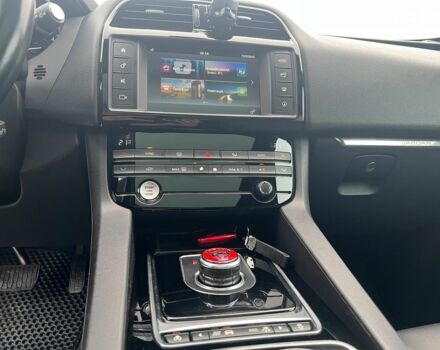 Черный Ягуар Ф-Пейс, объемом двигателя 2 л и пробегом 153 тыс. км за 24290 $, фото 19 на Automoto.ua