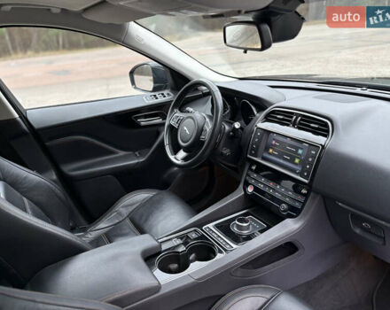 Черный Ягуар Ф-Пейс, объемом двигателя 2 л и пробегом 220 тыс. км за 22200 $, фото 40 на Automoto.ua