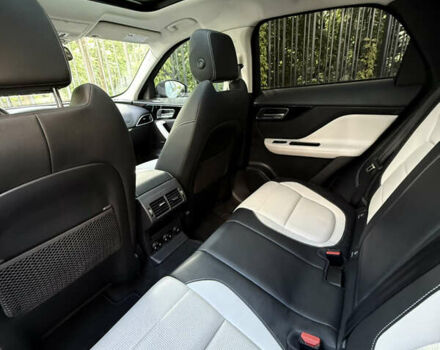 Черный Ягуар Ф-Пейс, объемом двигателя 3 л и пробегом 167 тыс. км за 25500 $, фото 22 на Automoto.ua