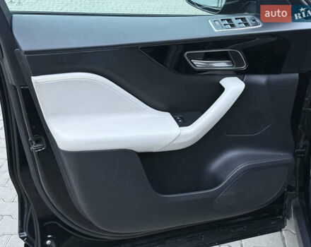 Черный Ягуар Ф-Пейс, объемом двигателя 2 л и пробегом 237 тыс. км за 17950 $, фото 16 на Automoto.ua