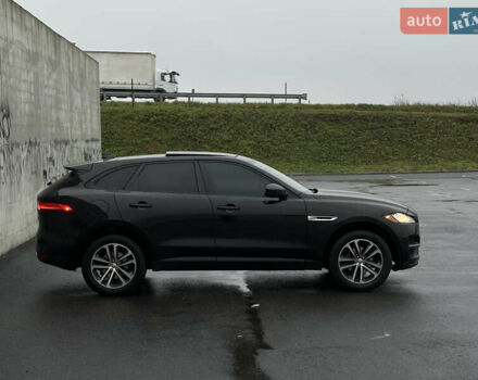 Черный Ягуар Ф-Пейс, объемом двигателя 2 л и пробегом 178 тыс. км за 19000 $, фото 3 на Automoto.ua