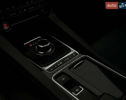 Черный Ягуар Ф-Пейс, объемом двигателя 2 л и пробегом 178 тыс. км за 19000 $, фото 20 на Automoto.ua