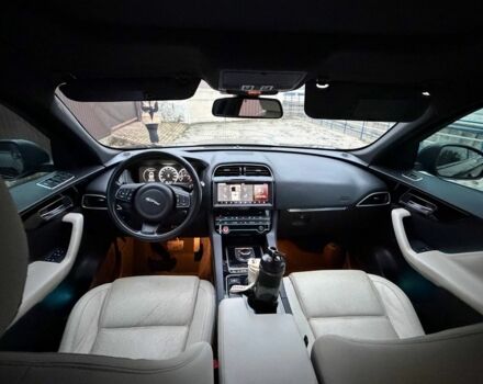 Черный Ягуар Ф-Пейс, объемом двигателя 2 л и пробегом 152 тыс. км за 24800 $, фото 5 на Automoto.ua