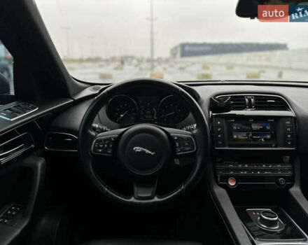 Черный Ягуар Ф-Пейс, объемом двигателя 2 л и пробегом 178 тыс. км за 19000 $, фото 22 на Automoto.ua