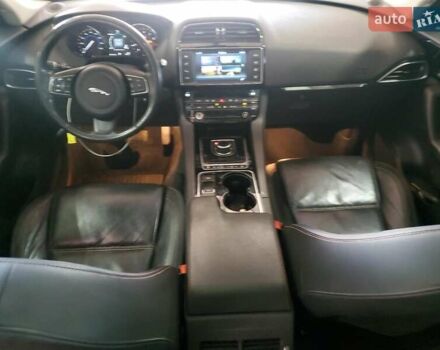 Черный Ягуар Ф-Пейс, объемом двигателя 3 л и пробегом 79 тыс. км за 4000 $, фото 7 на Automoto.ua