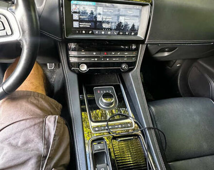 Черный Ягуар Ф-Пейс, объемом двигателя 3 л и пробегом 58 тыс. км за 28700 $, фото 17 на Automoto.ua