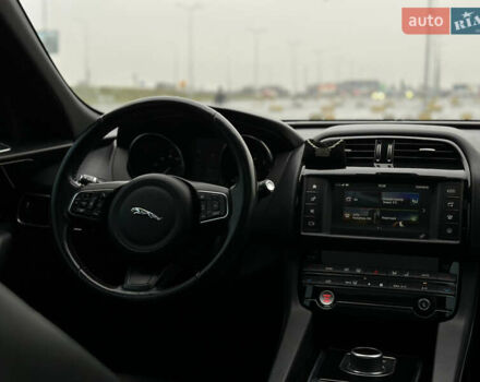Черный Ягуар Ф-Пейс, объемом двигателя 2 л и пробегом 178 тыс. км за 19000 $, фото 9 на Automoto.ua