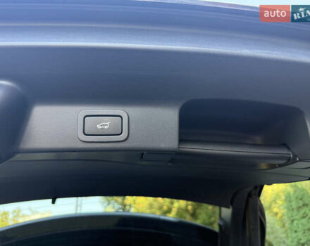 Черный Ягуар Ф-Пейс, объемом двигателя 2 л и пробегом 179 тыс. км за 19300 $, фото 13 на Automoto.ua