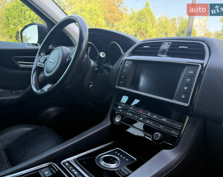 Черный Ягуар Ф-Пейс, объемом двигателя 2 л и пробегом 179 тыс. км за 19300 $, фото 12 на Automoto.ua