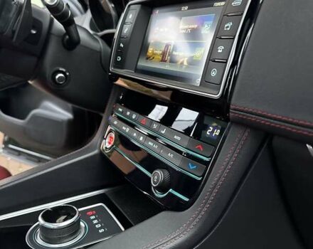 Чорний Ягуар Ф-Пейс, об'ємом двигуна 2 л та пробігом 123 тис. км за 23500 $, фото 32 на Automoto.ua