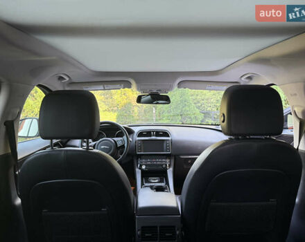 Черный Ягуар Ф-Пейс, объемом двигателя 2 л и пробегом 179 тыс. км за 19300 $, фото 8 на Automoto.ua