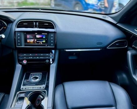 Черный Ягуар Ф-Пейс, объемом двигателя 3 л и пробегом 3 тыс. км за 21000 $, фото 4 на Automoto.ua