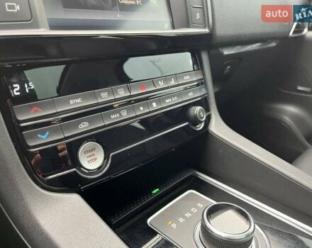 Чорний Ягуар Ф-Пейс, об'ємом двигуна 2 л та пробігом 214 тис. км за 18990 $, фото 24 на Automoto.ua