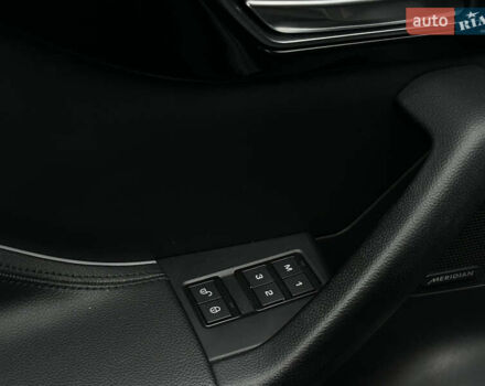 Черный Ягуар Ф-Пейс, объемом двигателя 2 л и пробегом 178 тыс. км за 19000 $, фото 17 на Automoto.ua