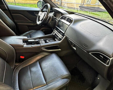 Черный Ягуар Ф-Пейс, объемом двигателя 3 л и пробегом 58 тыс. км за 28700 $, фото 10 на Automoto.ua