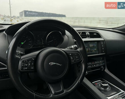 Черный Ягуар Ф-Пейс, объемом двигателя 2 л и пробегом 178 тыс. км за 19000 $, фото 19 на Automoto.ua