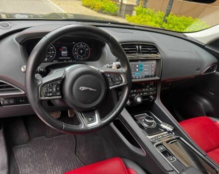 Черный Ягуар Ф-Пейс, объемом двигателя 2 л и пробегом 83 тыс. км за 33500 $, фото 12 на Automoto.ua