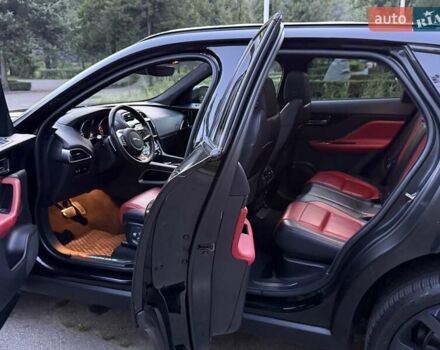 Чорний Ягуар Ф-Пейс, об'ємом двигуна 2 л та пробігом 64 тис. км за 22950 $, фото 81 на Automoto.ua