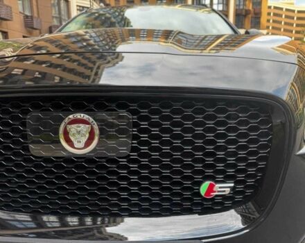 Черный Ягуар Ф-Пейс, объемом двигателя 2 л и пробегом 83 тыс. км за 33500 $, фото 2 на Automoto.ua