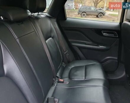 Черный Ягуар Ф-Пейс, объемом двигателя 2 л и пробегом 208 тыс. км за 18500 $, фото 5 на Automoto.ua