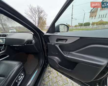 Чорний Ягуар Ф-Пейс, об'ємом двигуна 3 л та пробігом 98 тис. км за 28500 $, фото 26 на Automoto.ua