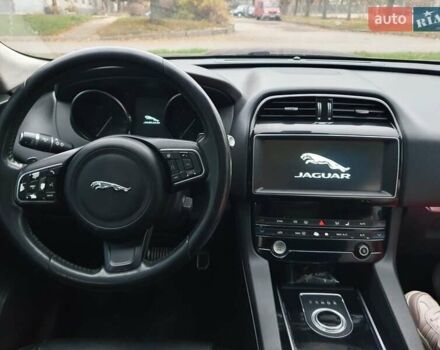 Черный Ягуар Ф-Пейс, объемом двигателя 2 л и пробегом 208 тыс. км за 18500 $, фото 17 на Automoto.ua