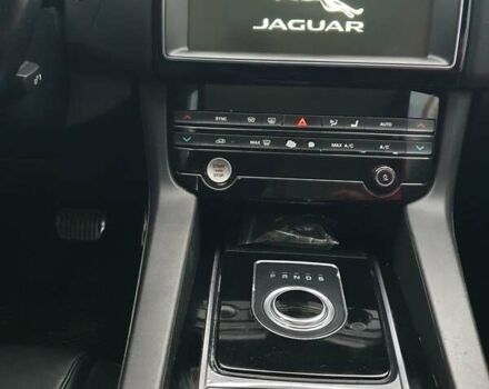 Черный Ягуар Ф-Пейс, объемом двигателя 2 л и пробегом 208 тыс. км за 18500 $, фото 2 на Automoto.ua