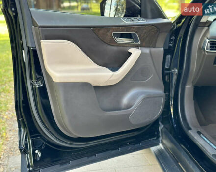 Чорний Ягуар Ф-Пейс, об'ємом двигуна 2 л та пробігом 90 тис. км за 29500 $, фото 14 на Automoto.ua