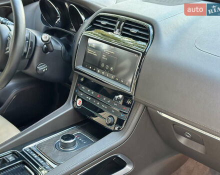 Чорний Ягуар Ф-Пейс, об'ємом двигуна 2 л та пробігом 90 тис. км за 29500 $, фото 23 на Automoto.ua