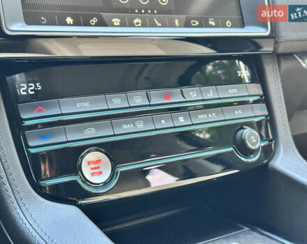 Чорний Ягуар Ф-Пейс, об'ємом двигуна 2 л та пробігом 90 тис. км за 29500 $, фото 26 на Automoto.ua