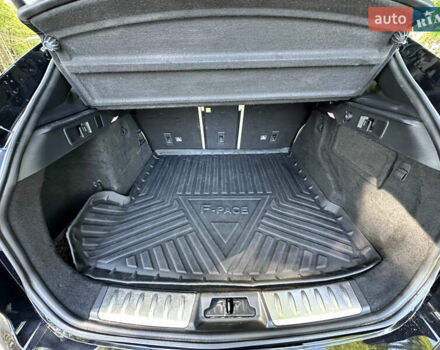 Чорний Ягуар Ф-Пейс, об'ємом двигуна 2 л та пробігом 90 тис. км за 29500 $, фото 30 на Automoto.ua