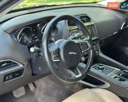 Чорний Ягуар Ф-Пейс, об'ємом двигуна 2 л та пробігом 90 тис. км за 29500 $, фото 27 на Automoto.ua