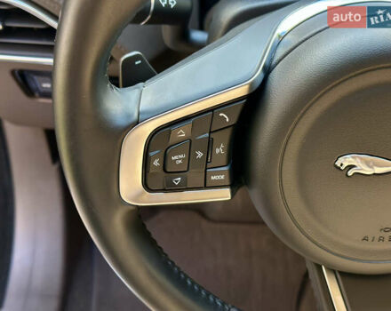 Чорний Ягуар Ф-Пейс, об'ємом двигуна 2 л та пробігом 90 тис. км за 29500 $, фото 18 на Automoto.ua