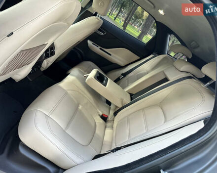 Чорний Ягуар Ф-Пейс, об'ємом двигуна 2 л та пробігом 90 тис. км за 29500 $, фото 20 на Automoto.ua