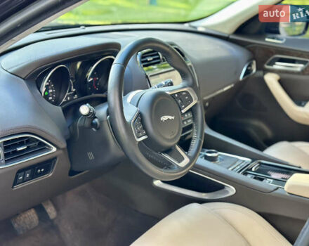 Чорний Ягуар Ф-Пейс, об'ємом двигуна 2 л та пробігом 90 тис. км за 29500 $, фото 15 на Automoto.ua