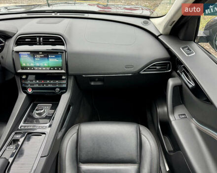 Черный Ягуар Ф-Пейс, объемом двигателя 2 л и пробегом 148 тыс. км за 24800 $, фото 17 на Automoto.ua