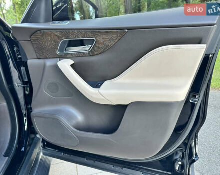 Чорний Ягуар Ф-Пейс, об'ємом двигуна 2 л та пробігом 90 тис. км за 29500 $, фото 39 на Automoto.ua