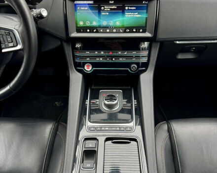 Черный Ягуар Ф-Пейс, объемом двигателя 2 л и пробегом 148 тыс. км за 24800 $, фото 16 на Automoto.ua