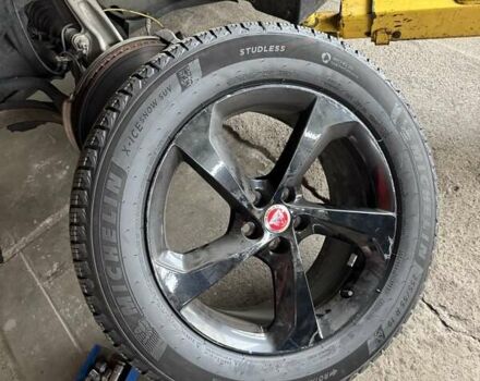 Черный Ягуар Ф-Пейс, объемом двигателя 2 л и пробегом 110 тыс. км за 38000 $, фото 3 на Automoto.ua