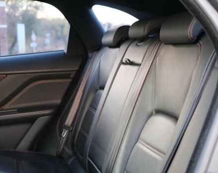 Красный Ягуар Ф-Пейс, объемом двигателя 2 л и пробегом 214 тыс. км за 22500 $, фото 32 на Automoto.ua