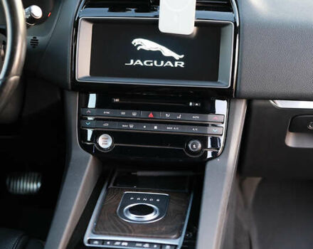 Красный Ягуар Ф-Пейс, объемом двигателя 2 л и пробегом 214 тыс. км за 22500 $, фото 44 на Automoto.ua