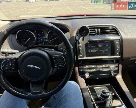 Красный Ягуар Ф-Пейс, объемом двигателя 3 л и пробегом 115 тыс. км за 21500 $, фото 13 на Automoto.ua