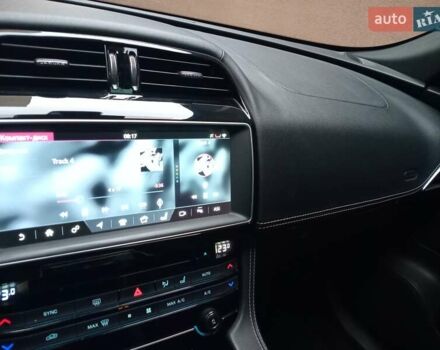 Красный Ягуар Ф-Пейс, объемом двигателя 3 л и пробегом 104 тыс. км за 26500 $, фото 11 на Automoto.ua