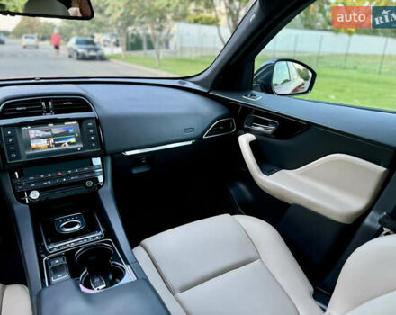 Красный Ягуар Ф-Пейс, объемом двигателя 3 л и пробегом 65 тыс. км за 20000 $, фото 27 на Automoto.ua