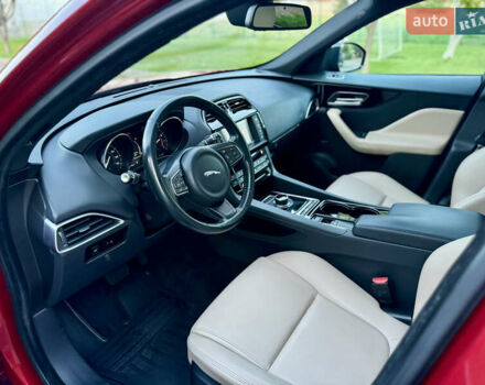 Красный Ягуар Ф-Пейс, объемом двигателя 3 л и пробегом 65 тыс. км за 20000 $, фото 33 на Automoto.ua
